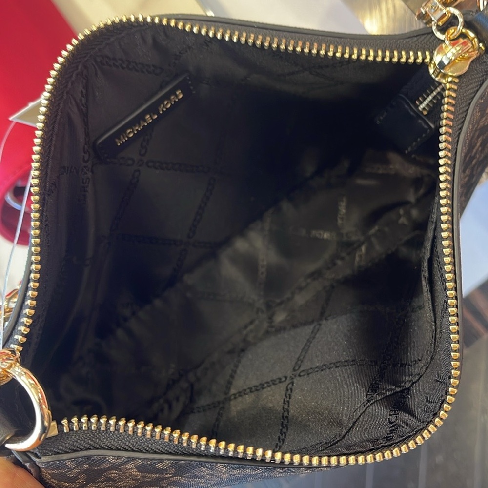 MICHAEL KORS EMPIRE MEDIUM METALLIC CHAIN-LINK POCHETTE
Black/Pale Gold 
NWT - Picture 14 of 16